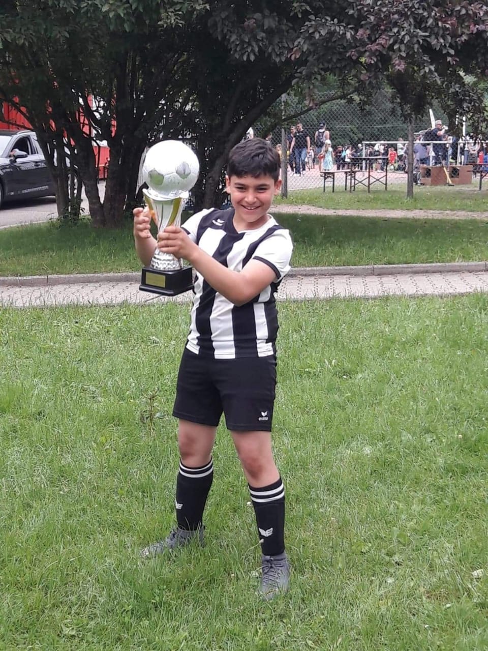 إبن مجدل سلم الجنوبية علي الرضا حلاوي (10 سنوات) يتألق في كرة القدم ويحرز لفريقه كأس أوروبا