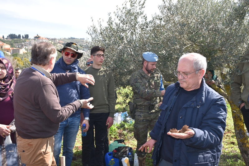 ورشة زراعية حول اشجار الزيتون في مركز اتحاد بلديات جبل عامل
